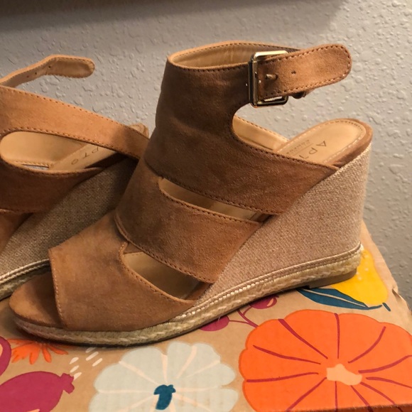 Tan wedges - Picture 2 of 3